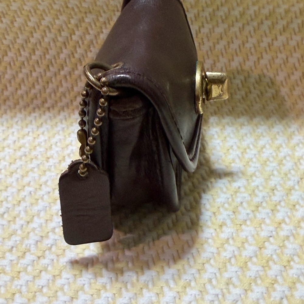 Vintage Coach City
Key Fob / Coin Pouch/Air-pod Case - Picture 8 of 12